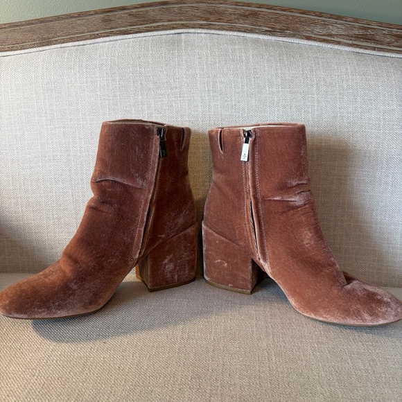 Kenneth Cole Size 9.5 Renna Pink Velvet Ankle Boots with White Floral Embroidery - Picture 11 of 12